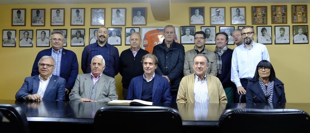 Amedeo Carboni cena con los peñistas en la Agrupación