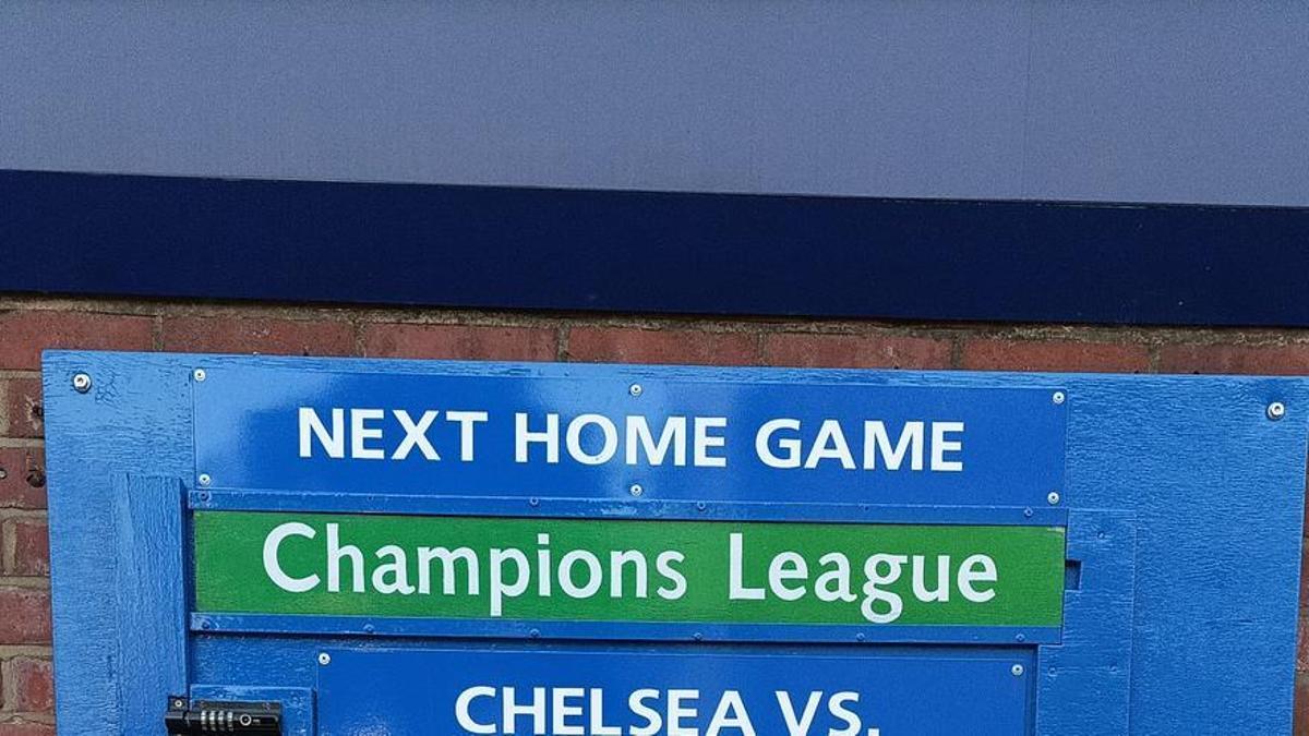 El tablero de anuncios del estadio de Stamford Bridge en Londres.