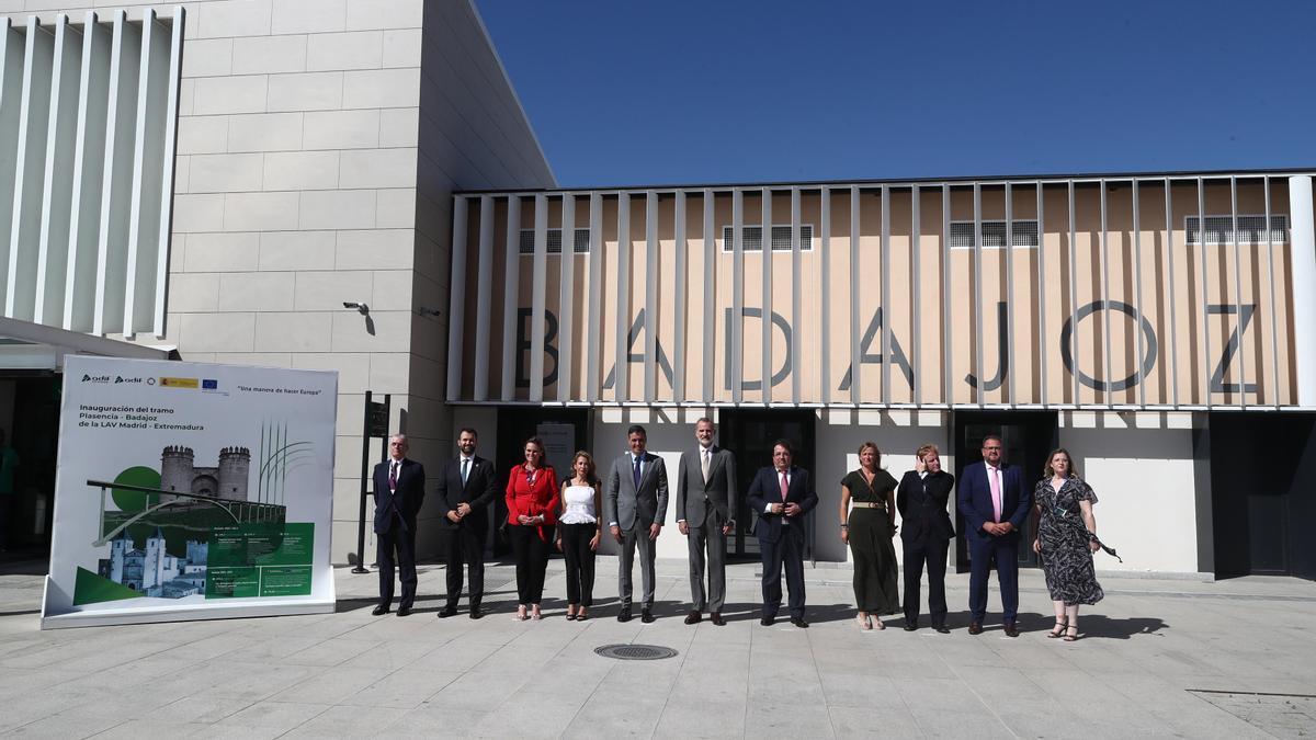 Las autoridades, en la estación de Badajoz