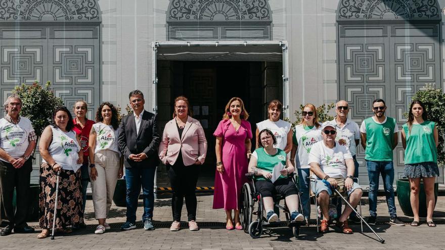 Representantes de la Asociación Tinerfeña de Esclerosis Múltiple y del Cabildo de Tenerife, este lunes en los exteriores de la sede de la Corporación insular.