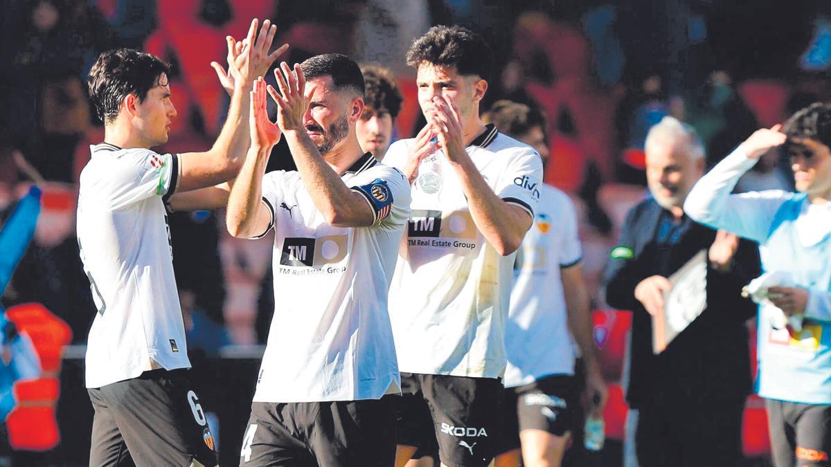 Los jugadores del Valencia, aplaudiendo a la afición tras un partido