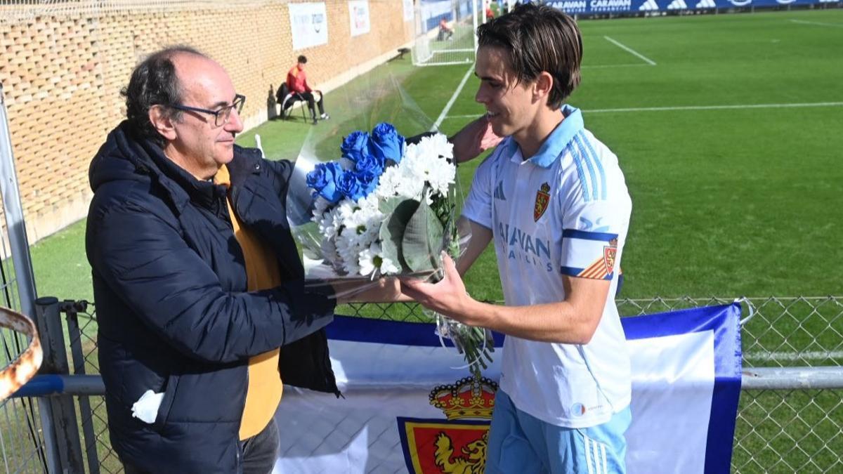 Homenaje a Elena Cuesta, aficionada del Deportivo Aragón fallecida hace tres semanas.