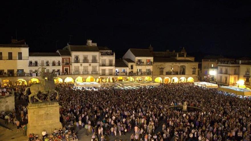 El canto ‘Salve a la patrona’ reúne a miles de personas