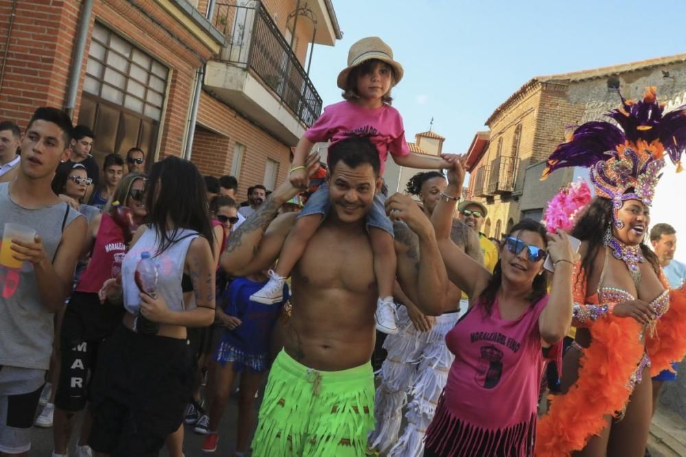 Desfile de peñas en Moraleja del Vino.