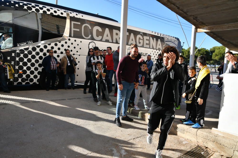 La afición del FC Cartagena despide a los jugadores antes del derbi