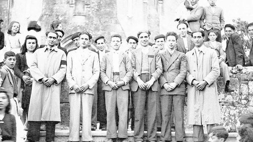 Vecinos de la parroquia a la salida de misa, un día de fiesta. Imagen tomada hace ya varias décadas que forma parte del libro &quot;100 anos da igrexa de              Santa Baia&quot;. // Cedida por Rosalino Castaño