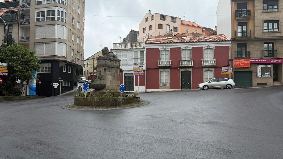 Cruce da rotonda de Padín, que foi pavimentado este domingo.