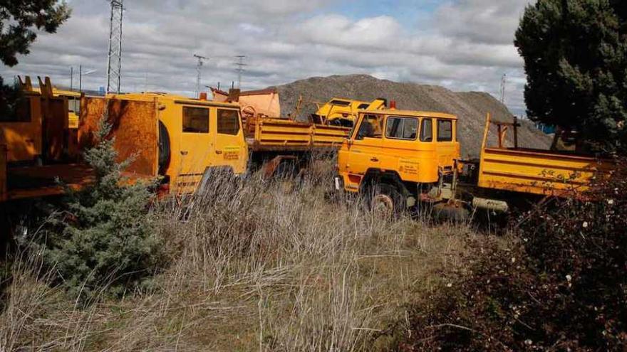 Fomento vende como chatarra vehículos y máquinas en desuso