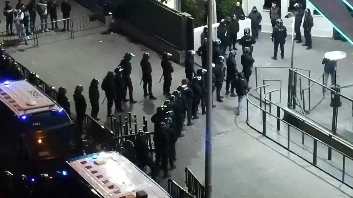 Los Mossos irrumpen en la discoteca Waka de Sabadell.