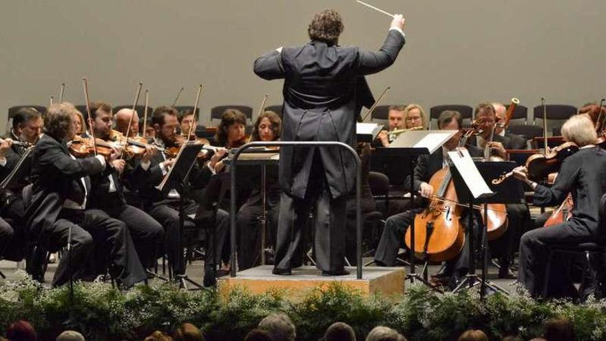 José Miguel Pérez-Sierra, de espaldas, dirige la orquesta de la Gala Rossini en el teatro Colón.