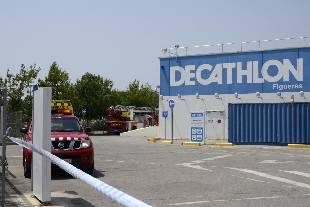 Desallotgen el Decathlon per les guspires d'una màquina