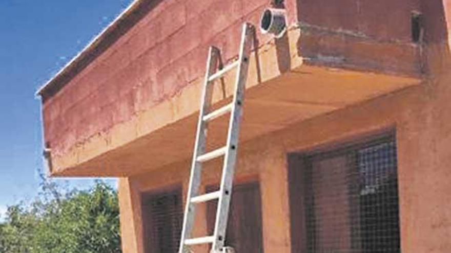 Escalera por donde se coló un intruso en la casa de Araceli Currás.