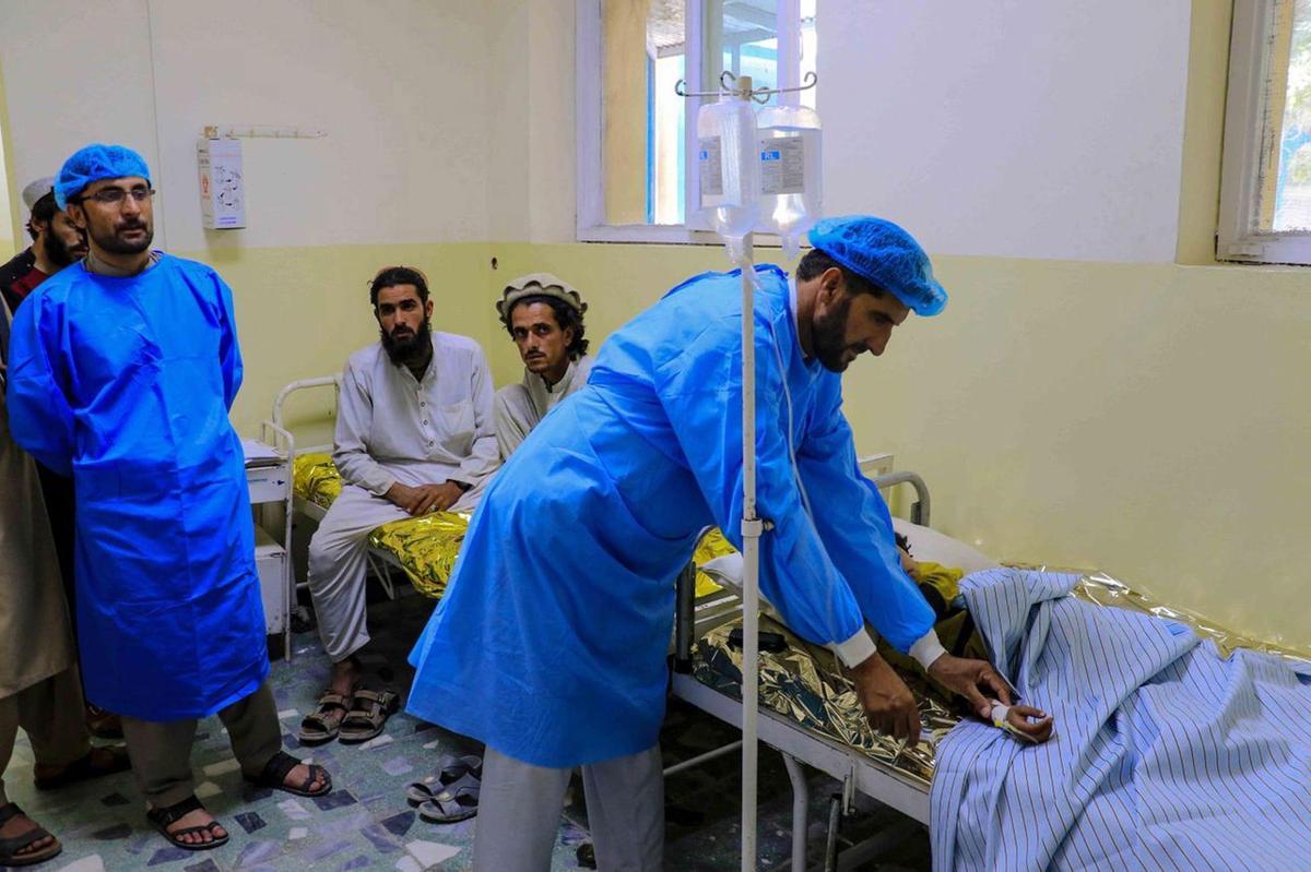 Paktia (Afghanistan), 22/06/2022.- An injured victim of the earthquake receives treatment at a hospital in Paktia, Afghanistan, 22 June 2022. More than 1,000 people were killed and over 1,500 others injured after a 5.9 magnitude earthquake hit eastern Afghanistan before dawn on 22 June, Afghanistan’s state-run Bakhtar News Agency reported. According to authorities the death toll is likely to rise. (Terremoto/sismo, Afganistán) EFE/EPA/STRINGER -- BEST QUALITY AVAILABLE --