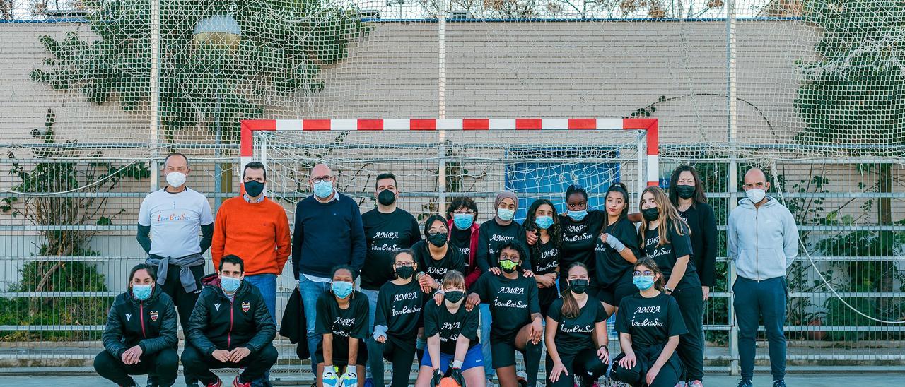 Técnicos del Levante UD con el equipo femenino del instituto.