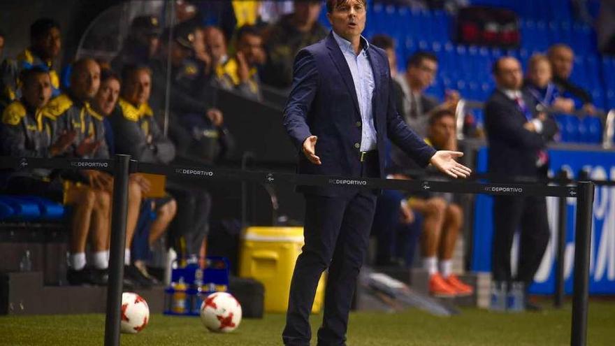 Cristóbal Parralo gesticula durante el encuentro de ayer frente a Las Palmas en Riazor.