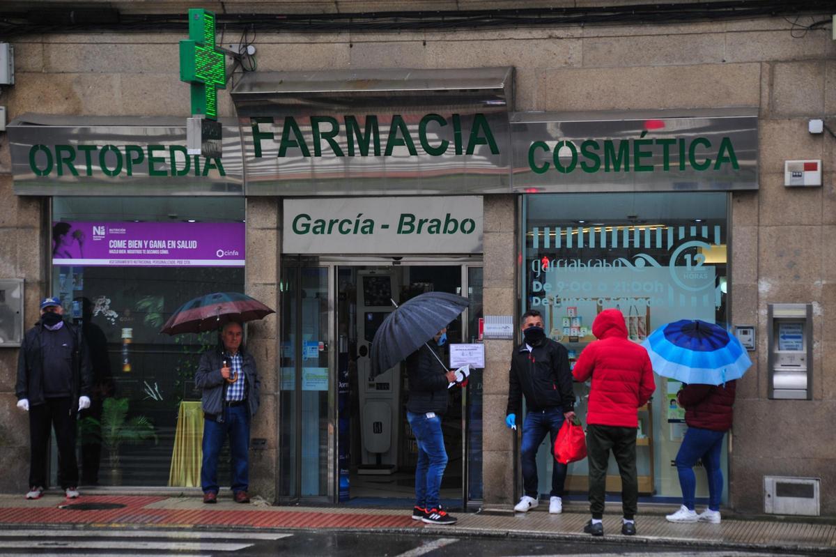 Colas en una farmacia de Vilagarcía durante la primera semana del confinamiento.