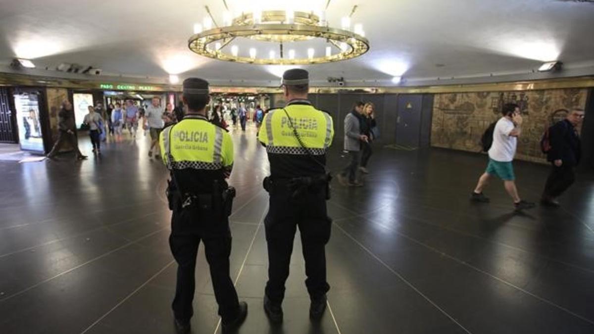 Dos agentes de la Guardia Urbana en el vestíbulo de la estación de Plaza Catalunya.