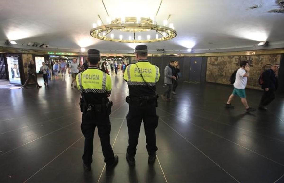 Dos agentes de la Guardia Urbana en el vestíbulo de la estación de Plaza Catalunya. Dos agentes de la Guardia Urbana en el vestíbulo de la estación de Plaza Catalunya.