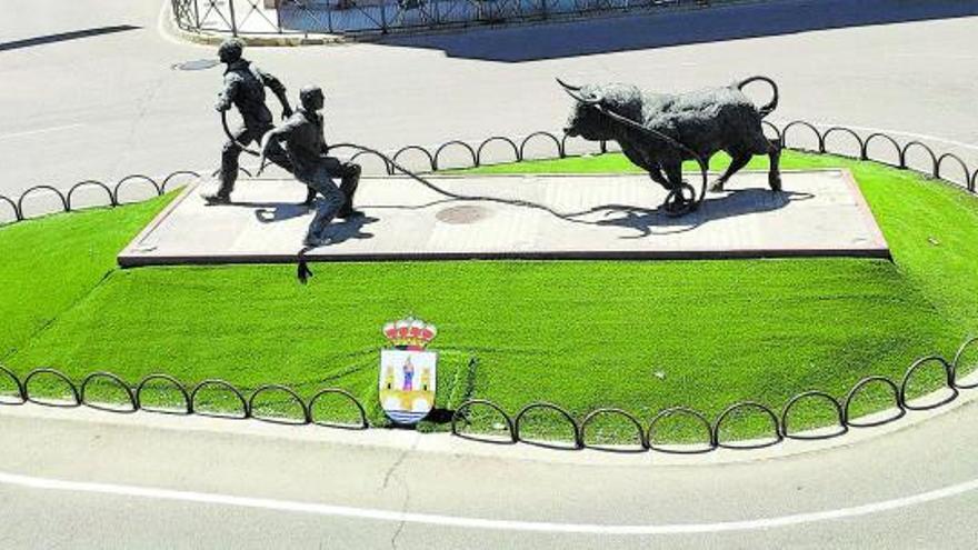 Monumento al Toro Enmaromado, en  la plaza Soledad. | Javier Justel