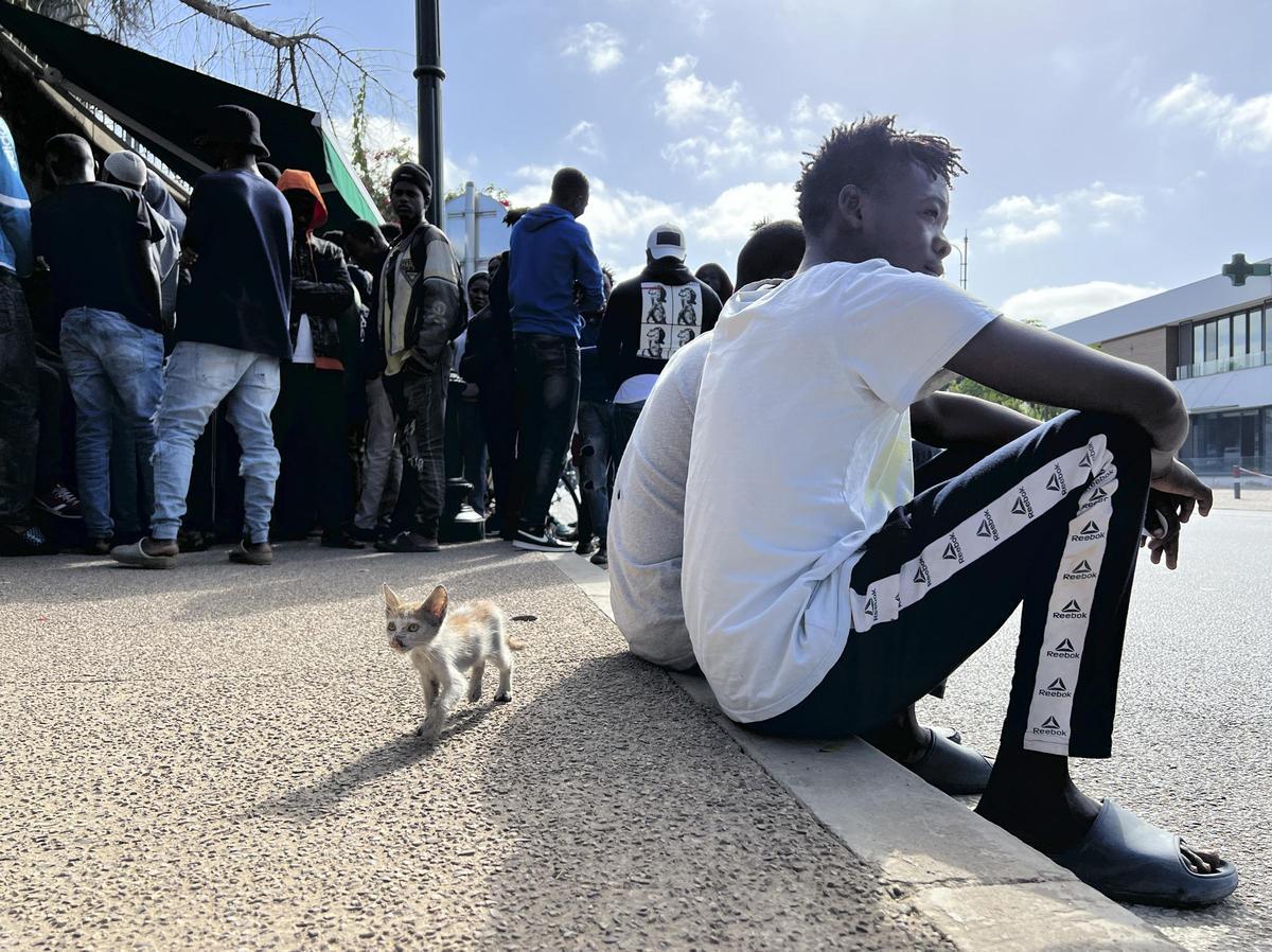 Un grupo de migrantes sudaneses frente a la sede de ACNUR en Raba para pedir ayuda, en junio de 2022.