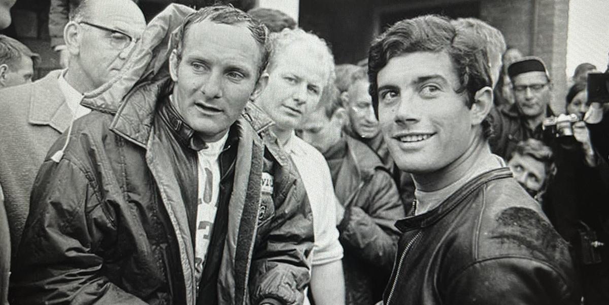 Mike Hailwood y Giacomo Agostini, en MVAugusta, en 1965.