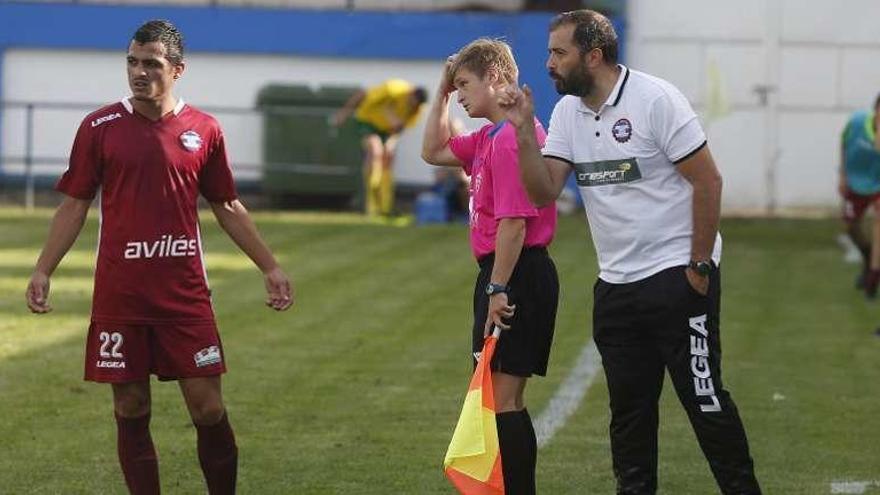 Lucho Valera da órdenes desde el banquillo, con Borja a su lado.