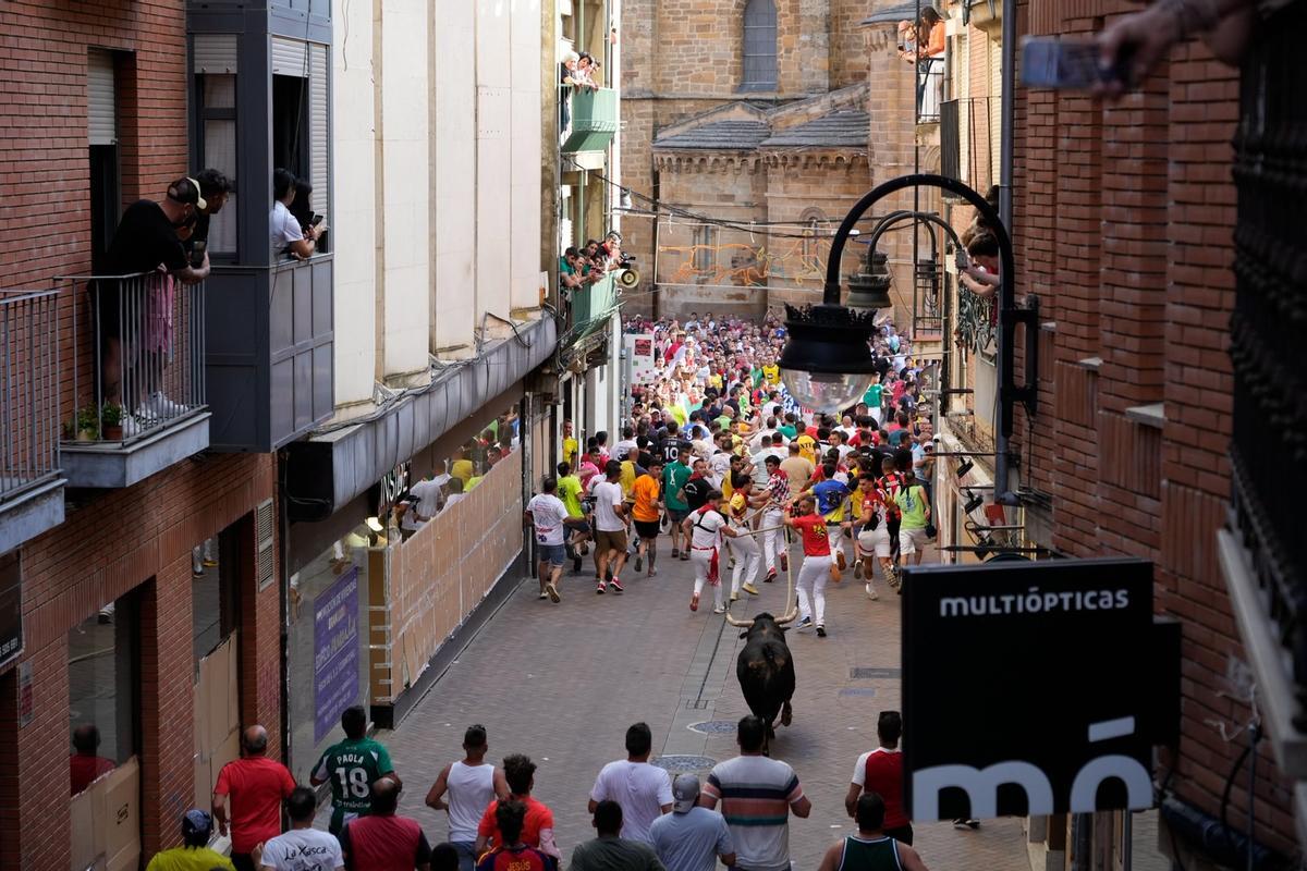 Una foto para la historia. El Enmaromado de 2026 saliendo a la plaza de Santa María por la calle Herreros, en una de las pocas arrancadas del animal.