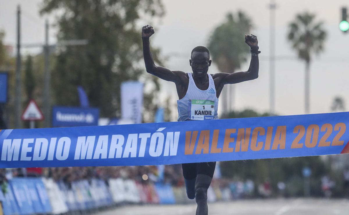 Kibiwott Kandie, a su llegada a meta en el Medio Maratón Valencia Trinidad Alfonso Zurich