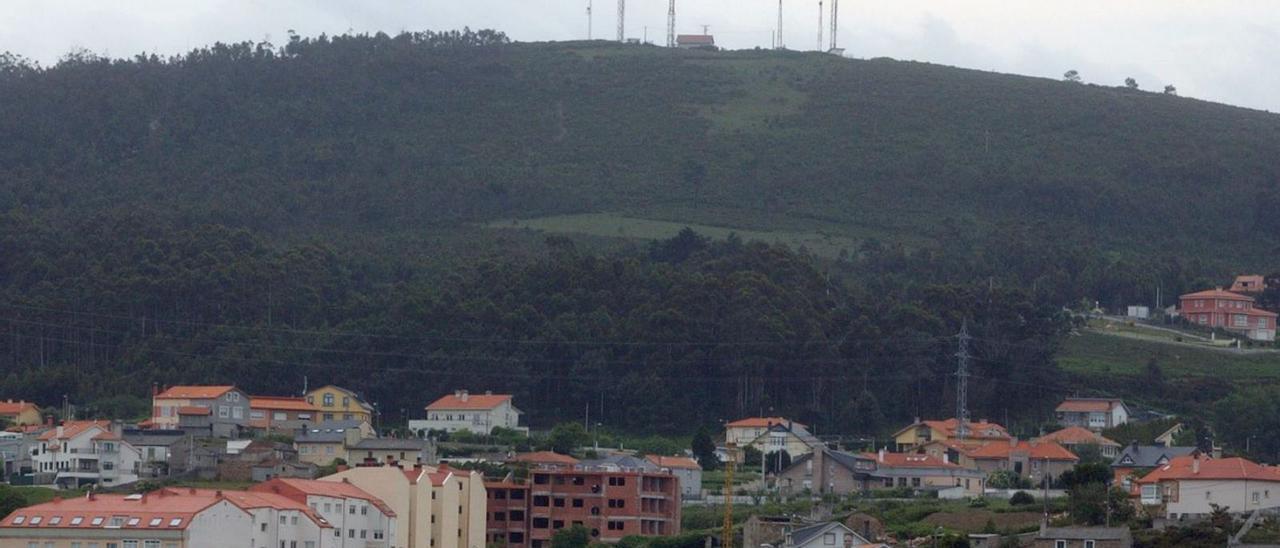 Antenas de Retevisión situadas en el monte Barbeito, en Arteixo. |   // JUAN VARELA