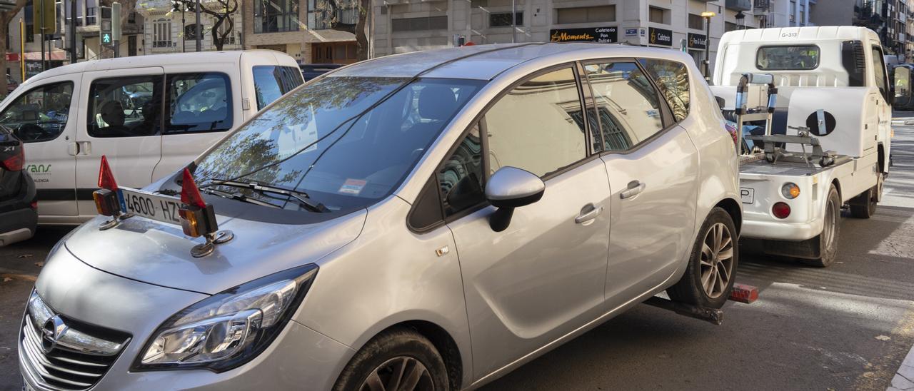 La grúa de Valencia se lleva un coche en Ciutat Vella.