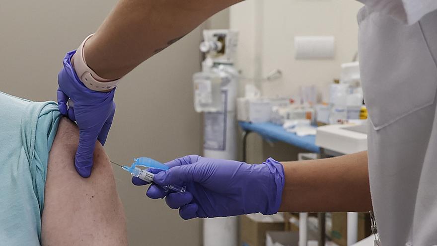 Arranca la vacunación contra la gripe y covid-19 para mayores de 70 años