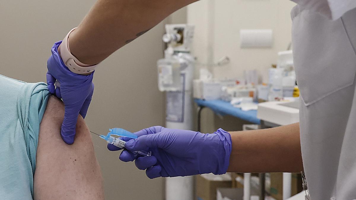 Una mujer se vacuna frente a la gripe