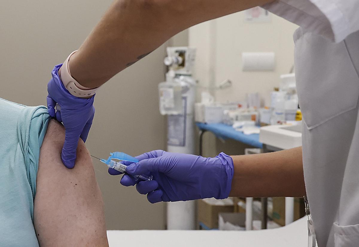 Una mujer se vacuna frente a la gripe