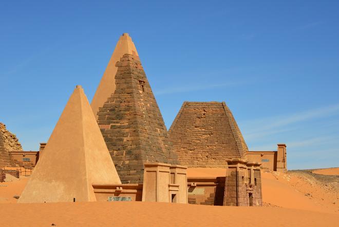 En Sudán podrás encontrar pirámides por todas partes.