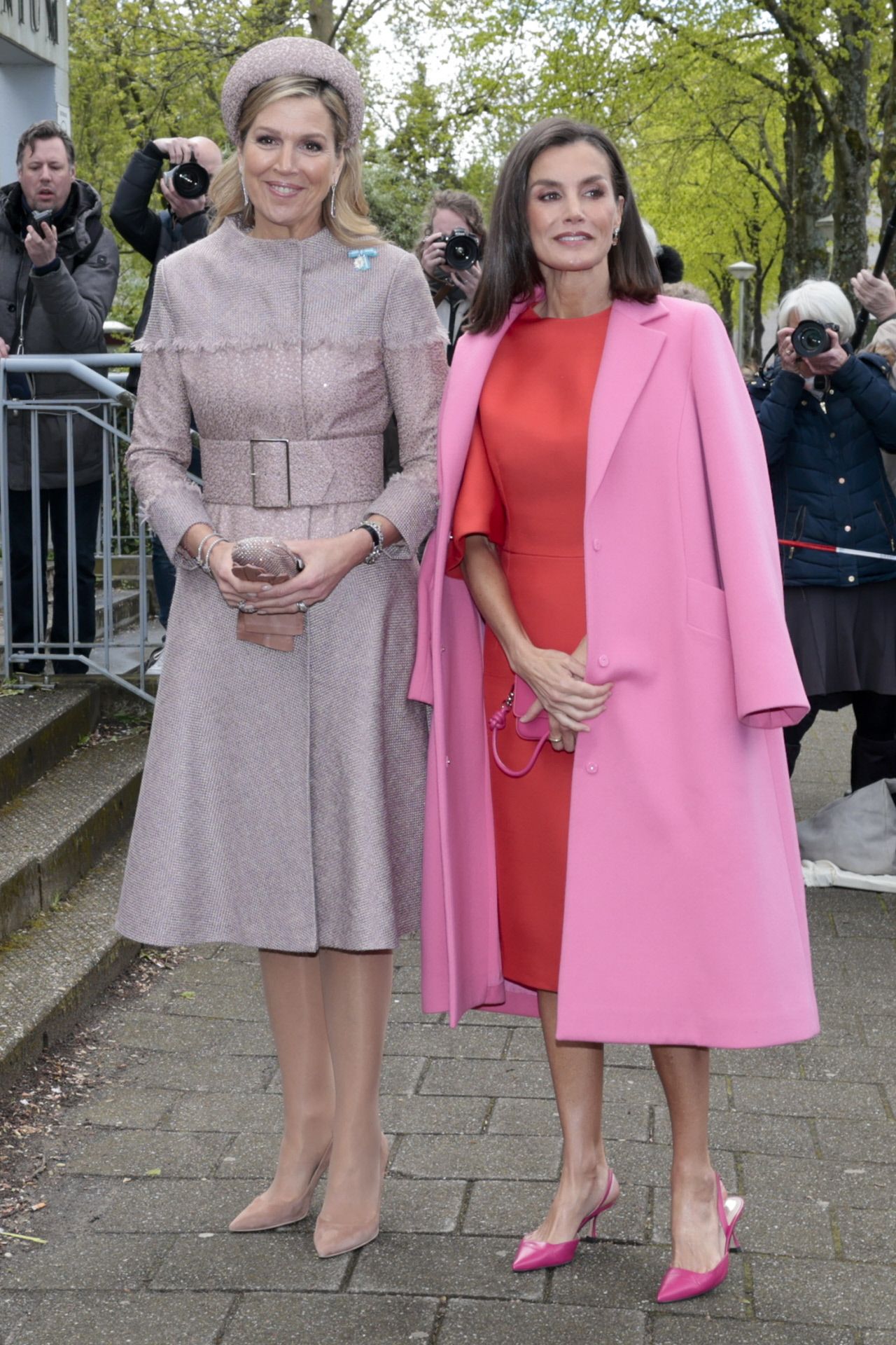Máxima de Holanda y la reina Letizia, con look color block en el último día de su viaje