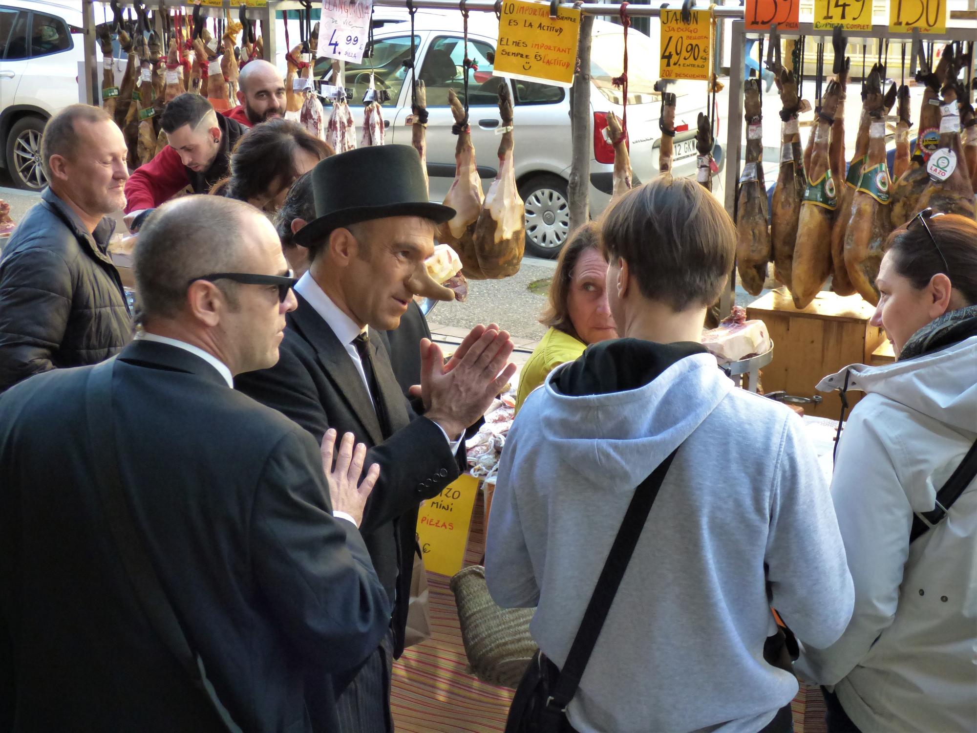 L'Home dels Nassos i els seus guardaespatlles es passegen per Figueres