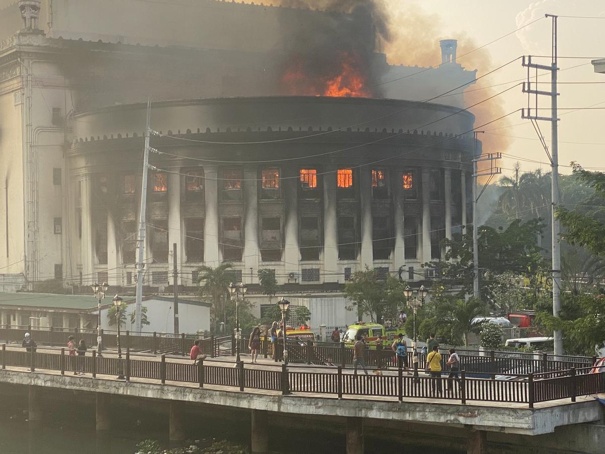 Espectacular incencio en la histórica oficina de Correos de Manila