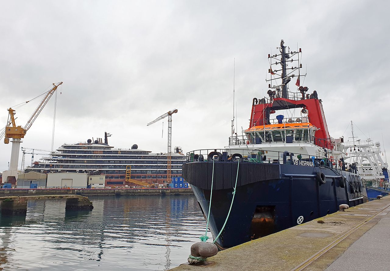 El remolcador Hispania, llegó ayer al puerto de Vigo para trasladar el Evrima