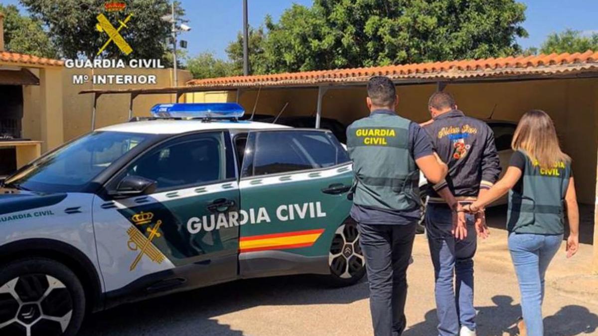 Guardias, con el detenido. | GUARDIA CIVIL