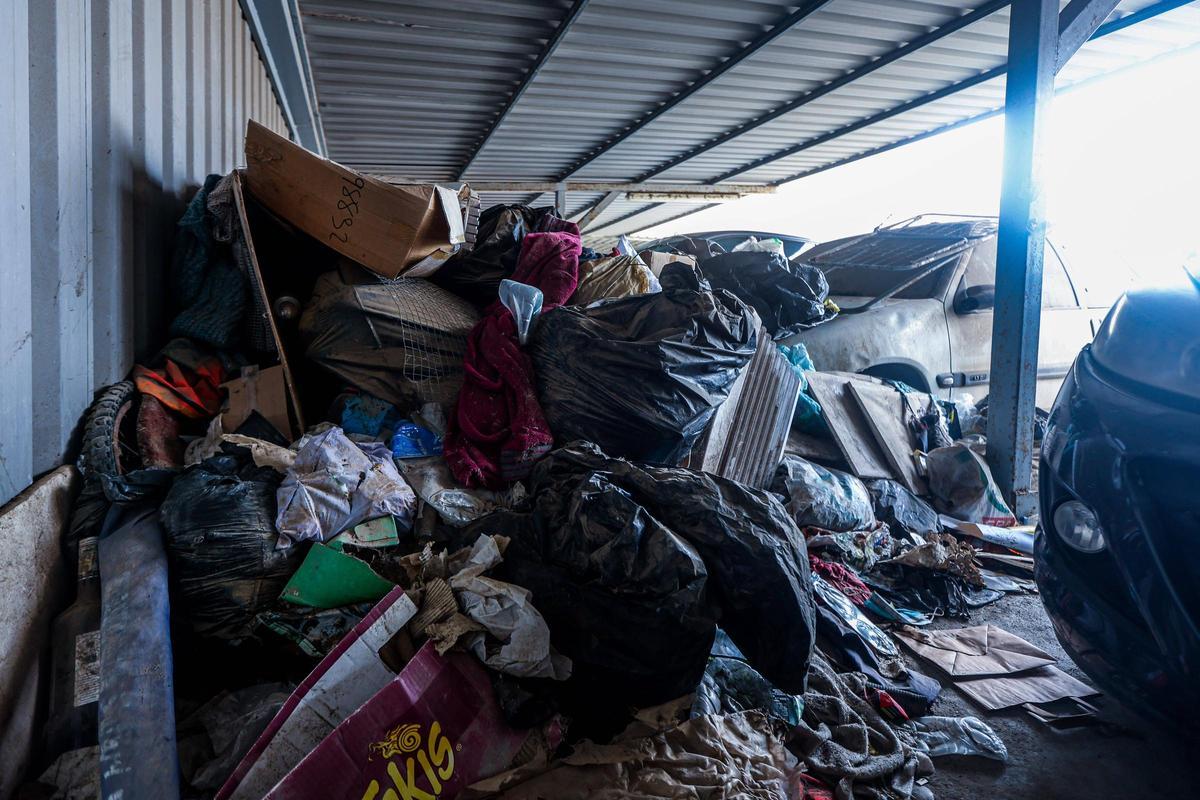 Basura acumulada en el garaje exterior