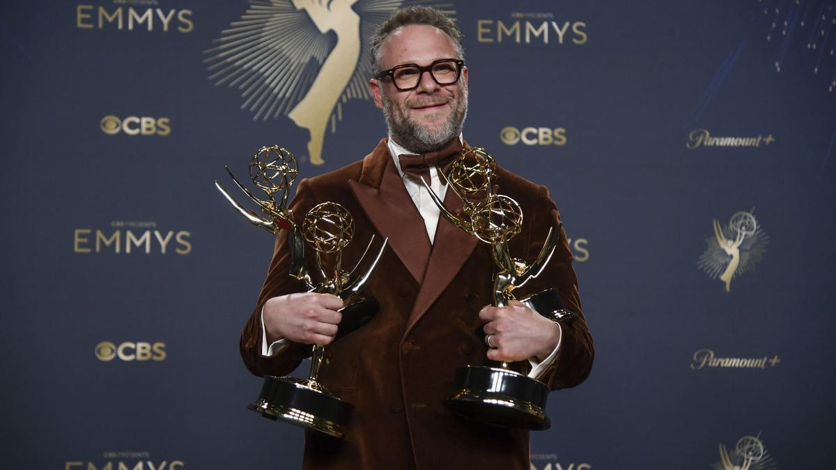 Seth Rogen con dos premios conseguidos en los últimos Emmy.