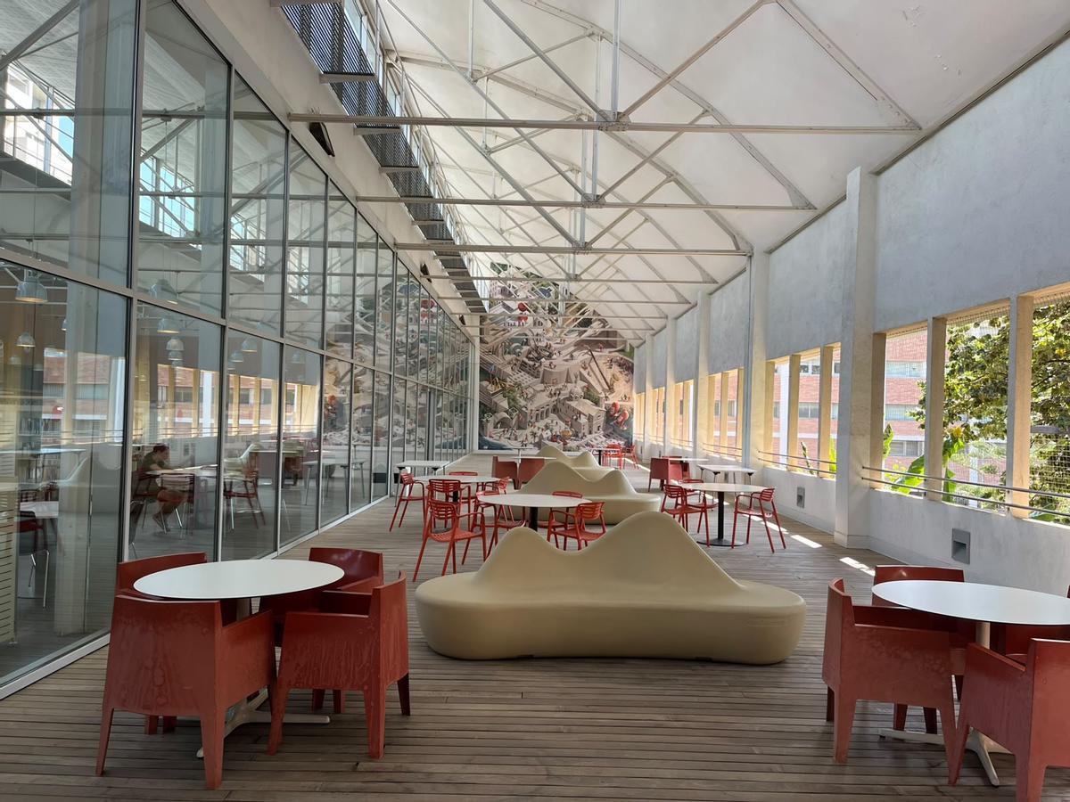 Vista del mural de Cinta Vidal en la terraza semicubierta de la biblioteca Francesc Candel