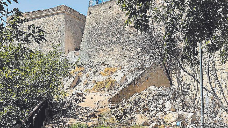 Zona donde debía estar la pasarela de acceso al foso.