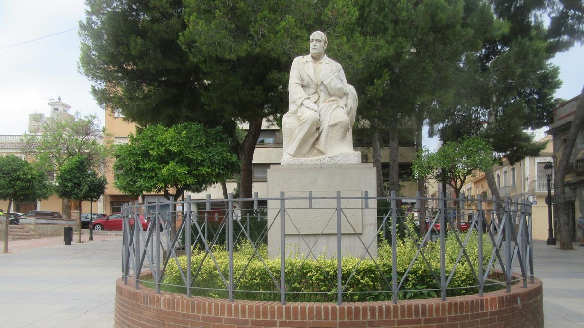 Estatua de Blasco Ibáñez en el paseo de Concepción Arenal.