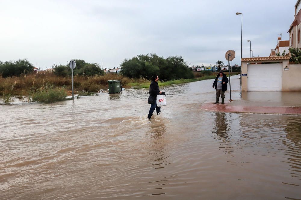 Imágenes de los vecinos retirando agua de las viviendas y las balsas de laminación que no dieron abasto ayer junto a la laguna de Torrevieja