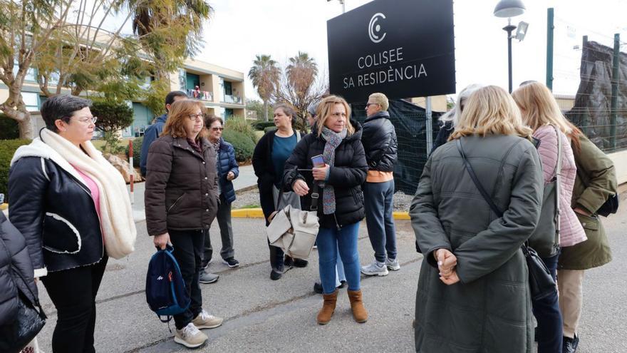 Familiares de internos de Colisée Sa Residència a las puertas del centro. | J.A. RIERA