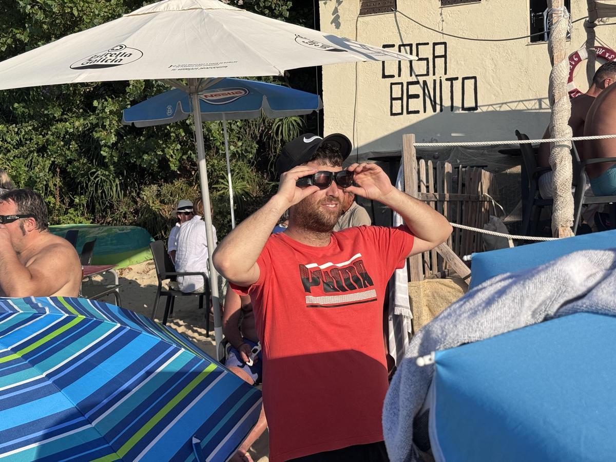 Bañistas y vecinos siguen el eclipse solar desde Loureiro. Bañistas y vecinos siguen el eclipse solar desde Loureiro.
