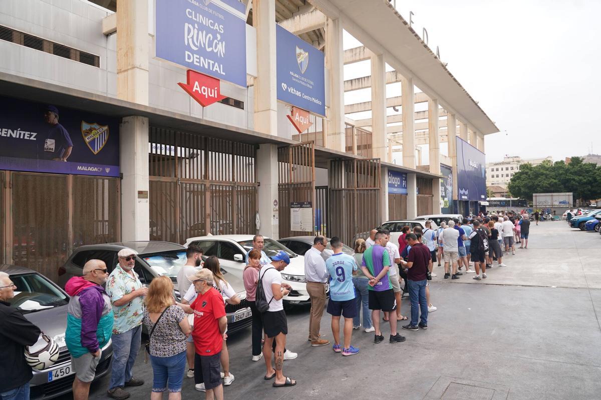 Colas en La Rosaleda de abonados malaguistas para comprar este lunes las entradas del domingo para la ida de la final por el ascenso contra el Almería.