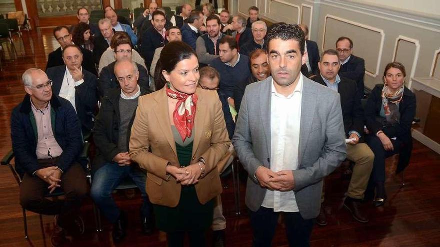 Nidia Arévalo y Luis López, al frente de cargos del PP en el salón de plenos de la Diputación. // R. Vázquez