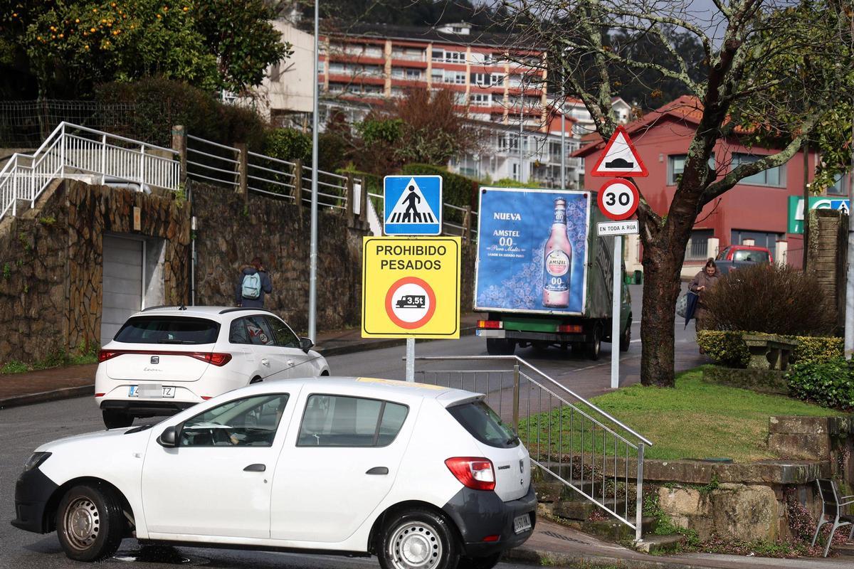Un panel prohibe el paso de trafico pesado por A Caeira